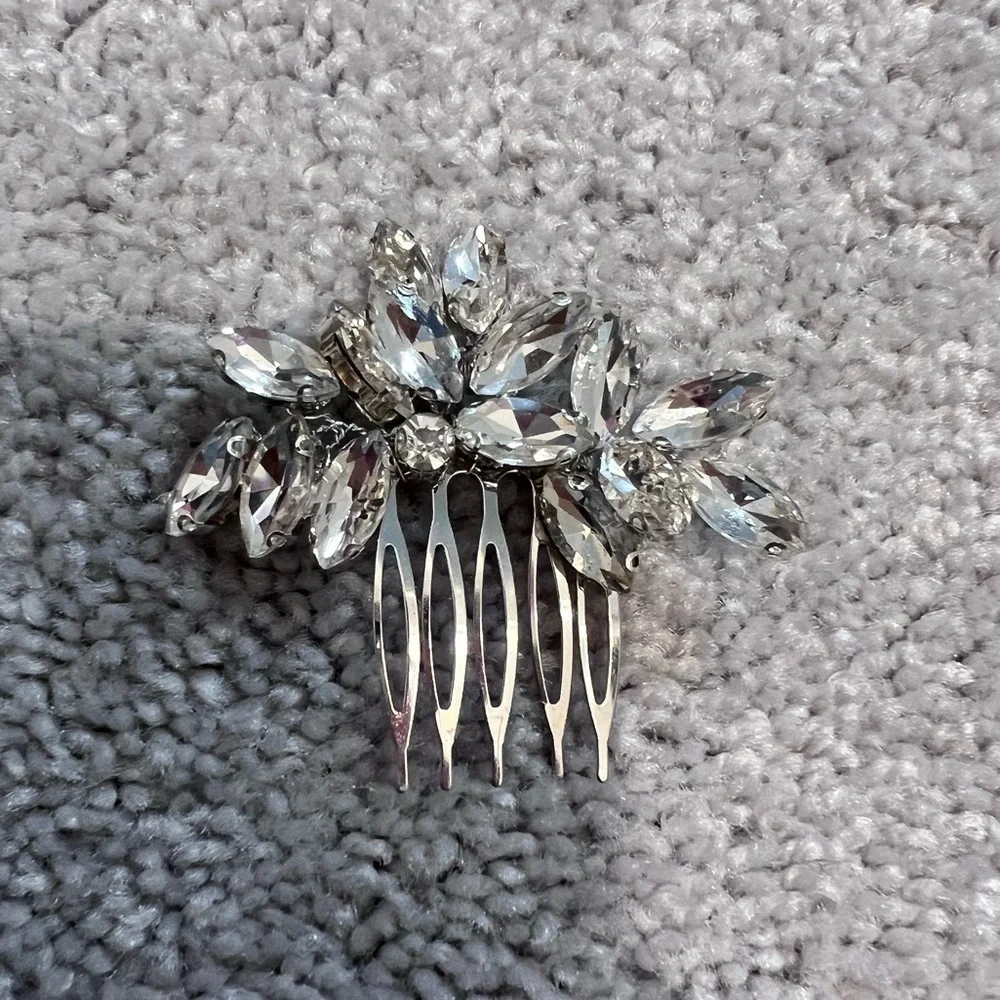 Elegant rhinestone hair clip